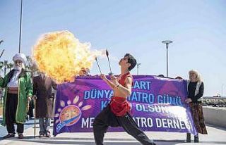 Mersin’de ’Dünya Tiyatro Günü’ kutlandı