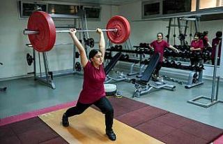 Mersin’de kız öğrenciler halter branşında ilerliyor