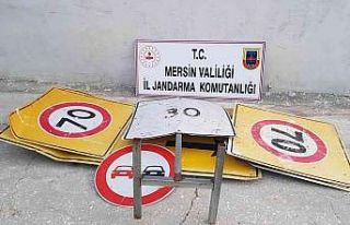 Mersin’de trafik uyarı levhalarını çalan şüpheli...