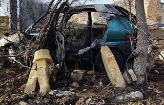 Mezarlığa uçan otomobil yanarak demir yığınına...