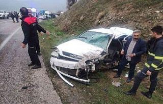 Minibüs ile otomobil çarpıştı: 1’i ağır 4...