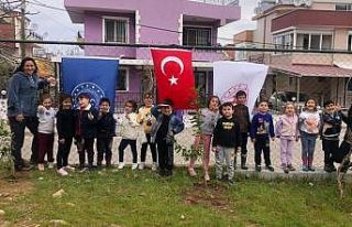 Minik eller, fidanları toprakla buluşturdu