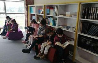 Minik öğrenciler Kültür Merkezinde kitap okudu