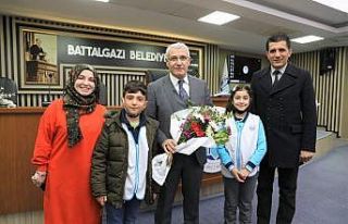 Minik öğrencilerden Başkan Güder’e soru yağmuru