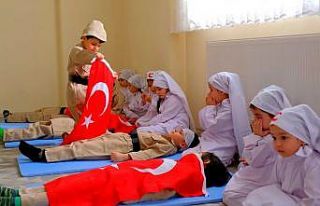 Minik öğrencilerden duygulandıran Çanakkale Zaferi...