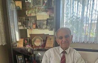 Minik öğrencilerden emekli öğretmen Hayrullah...