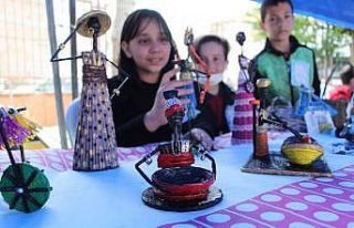 Minikler geri dönüşüm malzemelerine hünerlerini...