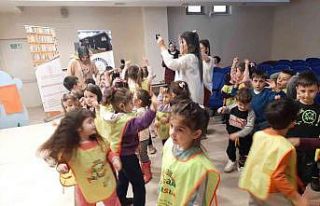 Minikler kütüphanede eğlenceli vakit geçirdi