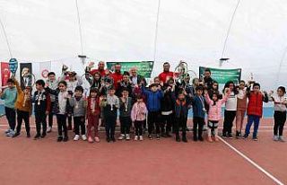 Minikler tenis şenliği sona erdi