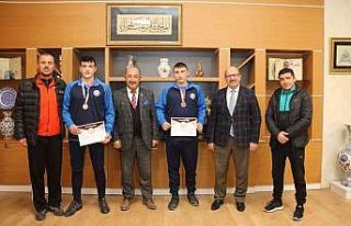 Müdür Başyiğit, boks şampiyonu öğrencileri...