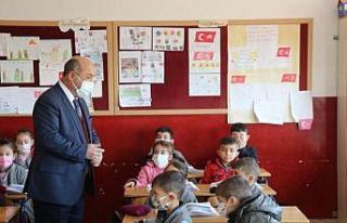 Müdür Başyiğit, öğrencilere bol bol fidan dikmelerini...