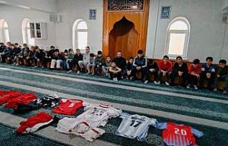 Müezzin camiye gelen çocukları hediyelerle sevindiriyor