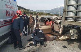 Muğla’da otomobil park halindeki kamyona çarptı:...