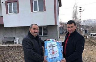 Muhtardan ailelere yürek ısıtan hediye