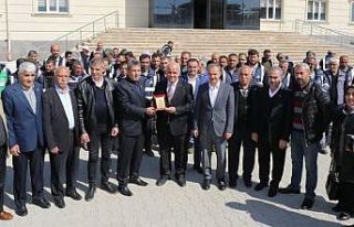 Muhtarlardan belediye personellerine plaket