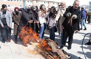 Nevruz ateşi üzerinden atlamaya değil ısınmaya...