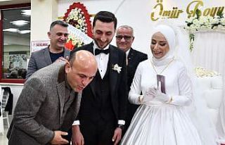 Nikâh masasında sürpriz doğum günü kutlaması