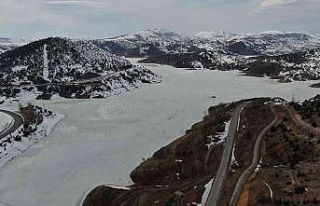 Nisan ayı geldi, buz tutan göl halen çözülmedi