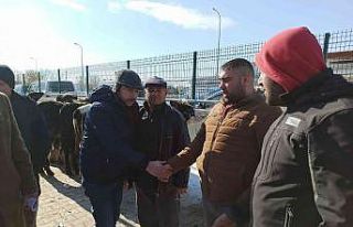 Oda yöneticileri hayvan pazarındaki üreticilerin...