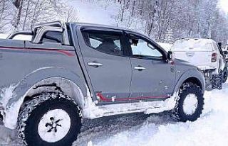 Offroad tutkunları 1,5 metre karda safari yaptı