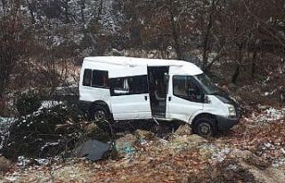 Öğrenci servisi şarampole devrildi: 10 yaralı