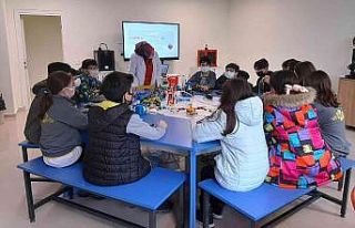 Öğrenciler atölyelerde hem öğreniyor hem eğleniyor