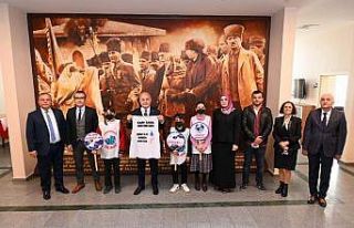 Öğrenciler "Damlaya damlaya çöl olur"...