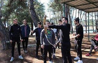 Öğrenciler doğa sporları dersi uygulamalarını...