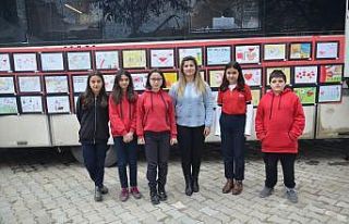 Öğrenciler kan bağışına hazırladıkları kliple...