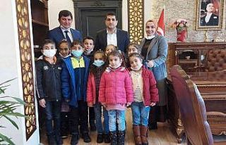 Öğrenciler, Karlıova Kaymakamını ziyaret etti