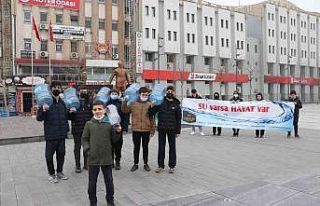 Öğrenciler suyun önemine dikkat çekmek için bakın...