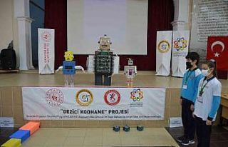 Öğrenciler yaptıkları robotları tanıttı