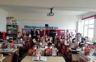 Öğrencilere 17 bin kitap dağıtıldı