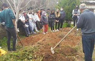 Öğrencilere kompost gübre yapımı eğitimi