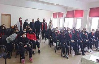 Öğrencilere sosyal hizmet anlatıldı