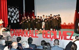 Öğrencilerin Çanakkale gösterisi beğeni topladı