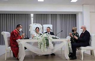 Öğrencilerini kırmayıp nikah şahidi oldular