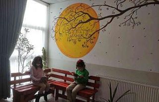 Okul müdürü, çocuklar için kitap okuma köşesi...