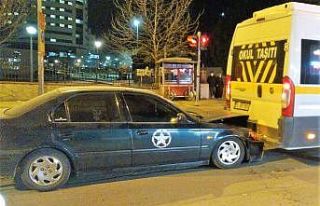 Okul servisiyle otomobilin çarpıştığı kazada...