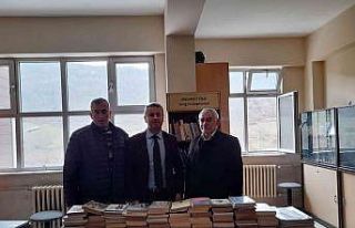 Okurseverlerden öğrencilerin kütüphanesine destek
