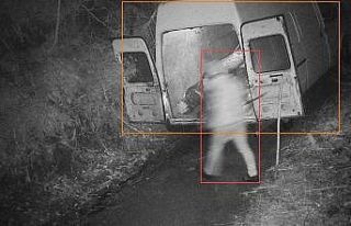 Ormandan kaçak tomruk kesen kişi fotokapana yakalandı