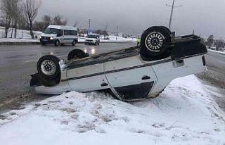 Orta refüje çarpan otomobil takla attı: 1 yaralı