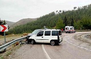 Osmaniye’de iki araç kafa kafaya çarpıştı:...