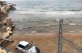 Otomobil 8 metrelik menfez köprüden plaja düştü