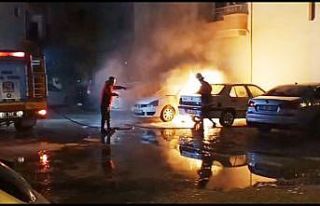 Otomobil alev alev yandı, yanındaki iki araçta...