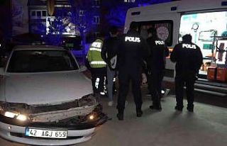 Otomobil aydınlatma direğine çarptı: 2 yaralı