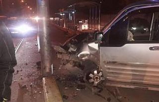 Otomobil elektrik direğine çarptı: 2 yaralı