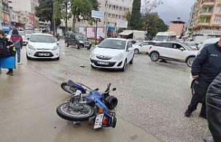 Otomobil ile çarpışan motosikletin sürücüsü...