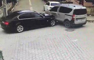 Otomobil ile hafif ticari araç çarpıştı, sürücüler...