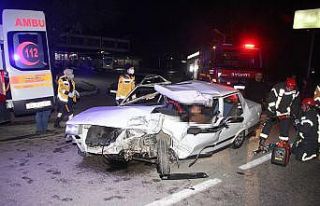 Otomobil tıra arkadan çarptı, sıkışan sürücü...